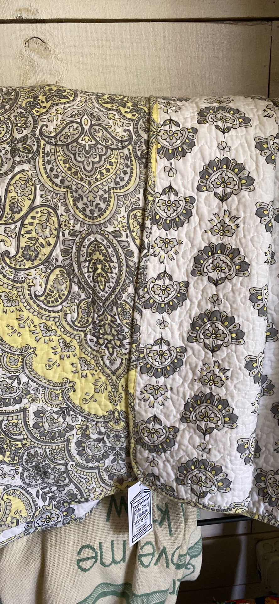 QUEEN - Quilt Yellow/Gray Paisley